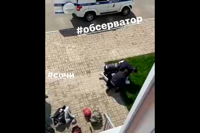Схватка сбежавшей из обсерватора нетрезвой россиянки с полицией попала на видео