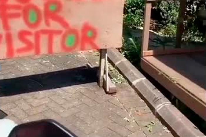 Туристы нарушили изоляцию на Бали со словами «мы вне закона» и попали на видео
