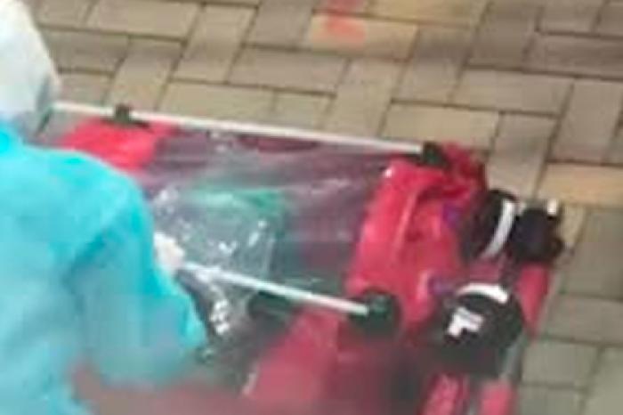 Укладывание кричащих российских детей в инфекционные боксы попало на видео
