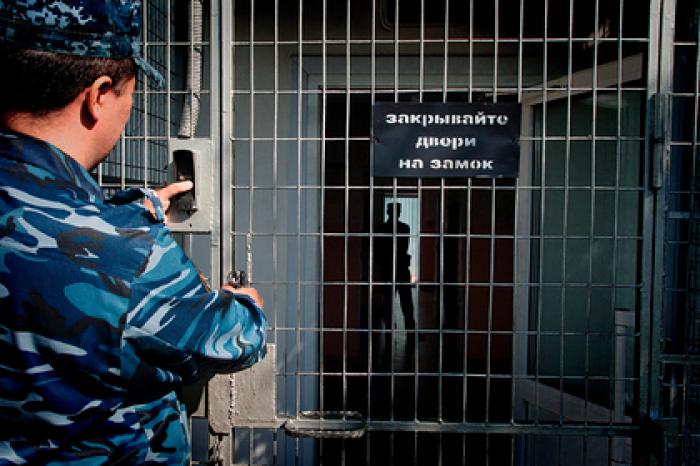 В российской колонии заключенные устроили бунт и вскрыли вены