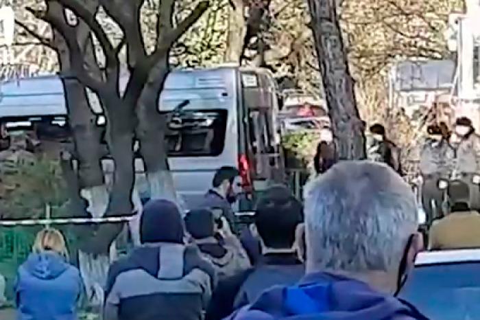 Захватившего в заложники детей и женщину россиянина задержали
