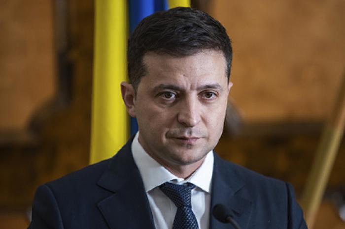 Зеленский поручил спецслужбам найти маски для врачей