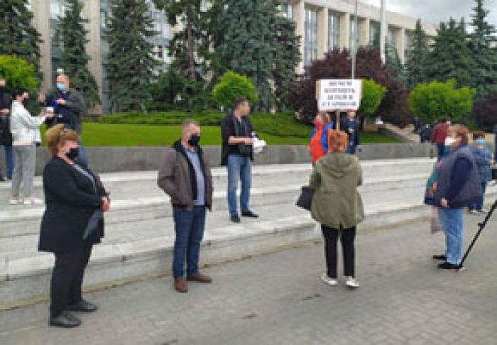 COMERCIANŢII DE LA PIEŢELE DIN CHIŞINĂU ŞI REPREZENTANŢII HORECA PROTESTEAZĂ ÎN FAŢA GUVERNULUI