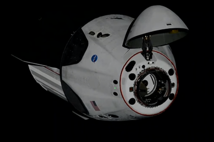 Crew Dragon пристыковался к МКС