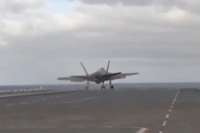 F-35C чуть не упал с авианосца