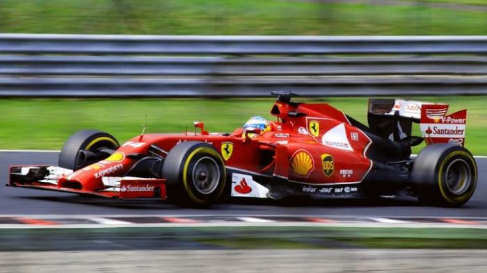 Команда "Формулы-1" Ferrari объявила о подписании контракта с Карлосом Сайнсом