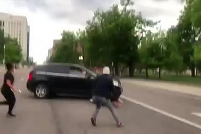 На бунтующего из-за смерти чернокожего наехал автомобилист и попал на видео