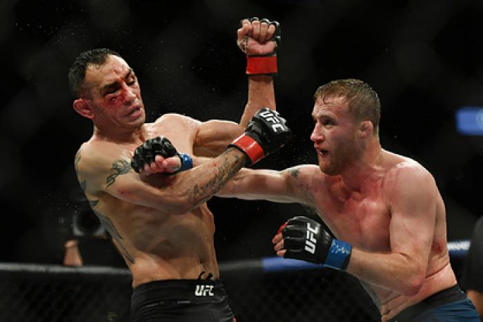 Названы гонорары Фергюсона и Гэтжи за бой на UFC 249