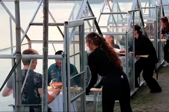 Новый способ работы ресторана во время пандемии коронавируса показали на видео