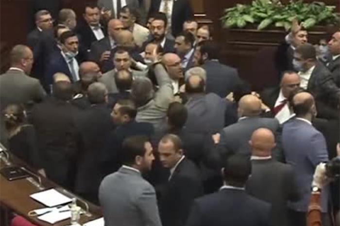 Опубликовано видео массовой драки в парламенте Армении