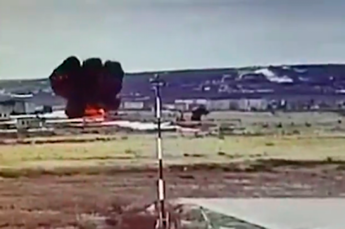 Появилось видео с моментом крушения военного вертолета Ми-8 в аэропорту Чукотки