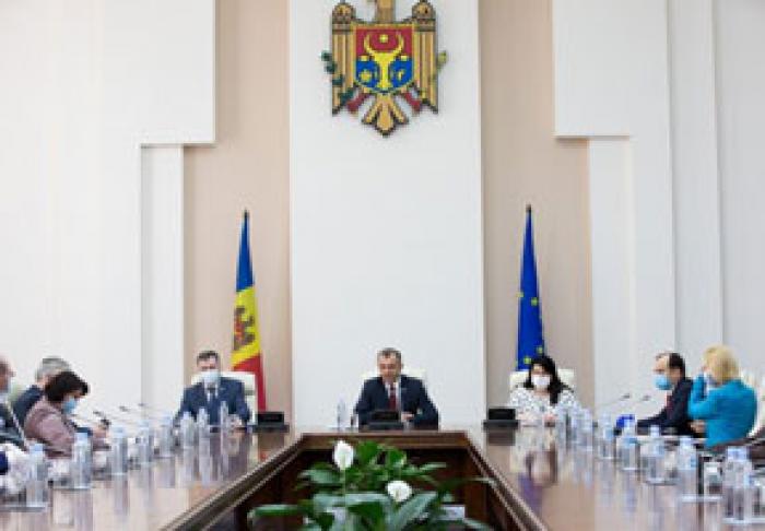 PREMIERUL A ÎNDEMNAT AUTORITĂŢILE LOCALE SĂ UTILIZEZE BANII RAŢIONAL, ŢINÂND CONT DE PRIORITĂŢI