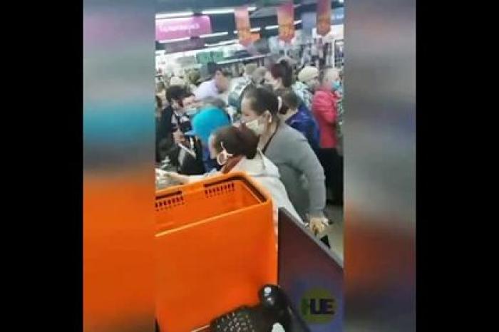 Россияне устроили давку из-за дешевых кастрюль и попали на видео