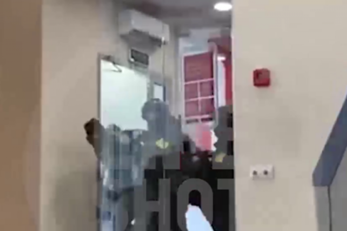 Штурм захваченного банка в центре Москвы попал на видео