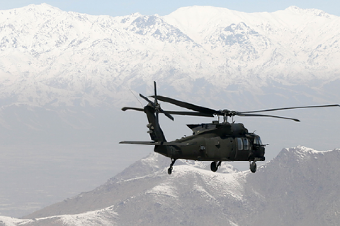 UH-60 Black Hawk полетел вертикально