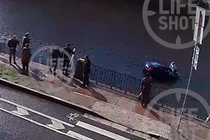 В Петербурге водитель перепутал педали, улетел в Фонтанку и попал на видео