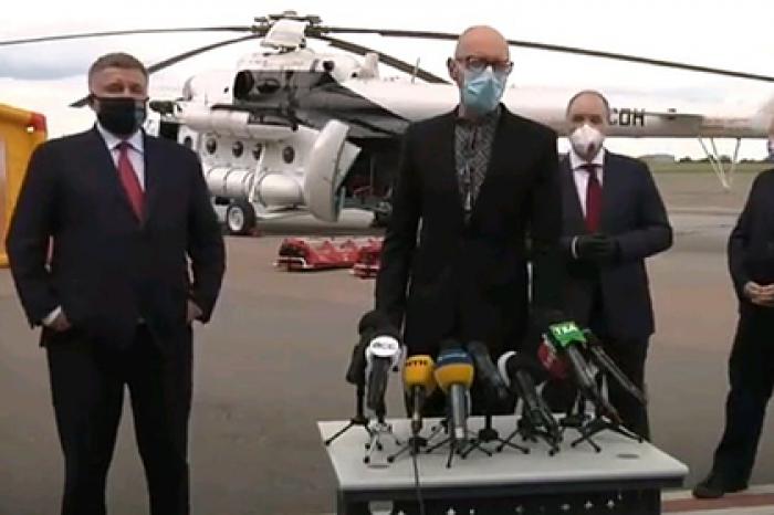 Яценюк в черной вышиванке предрек Украине экономический вирус