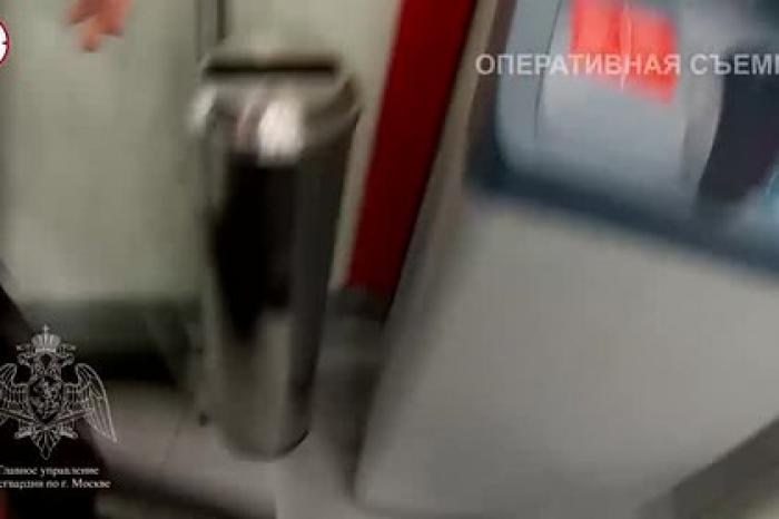 Задержание взявшего заложников в московском банке курьера показали на видео