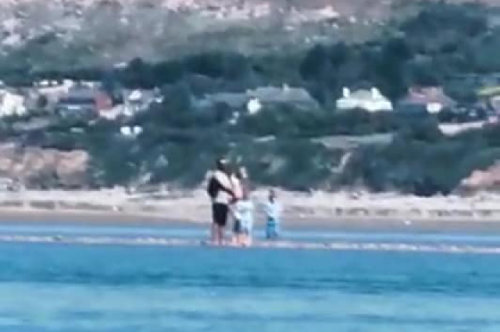 Застрявшую в море семью спасли за считаные секунды до гибели