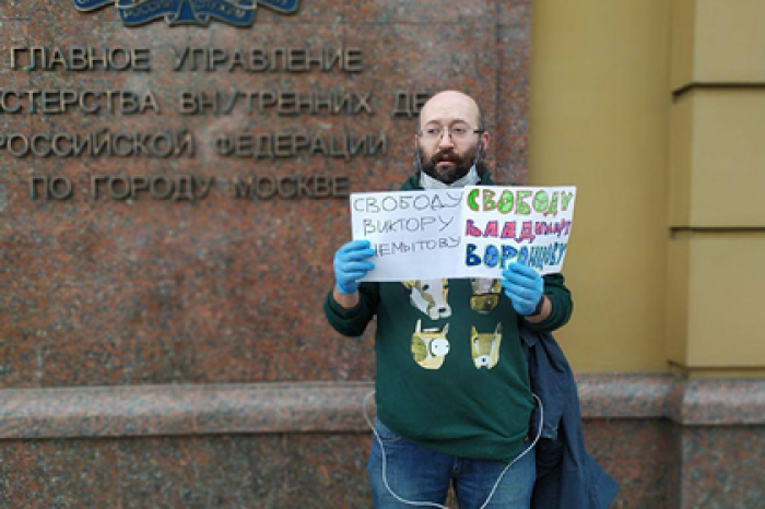 Журналиста Илью Азара арестовали на 15 суток за одиночный пикет у здания МВД