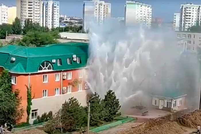 Аварийный фонтан в российском городе затопил целый район