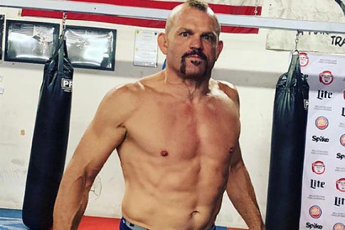 Бывший чемпион UFC вышел на улицы успокаивать протестующих в США