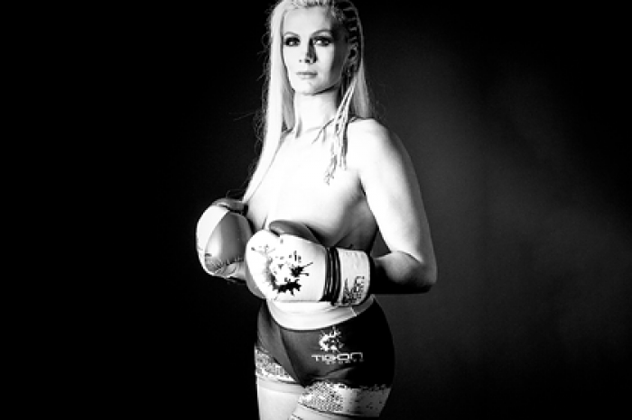 Девушка-боец MMA бросила спорт ради участия в интимных съемках