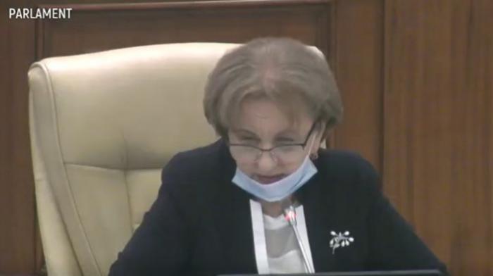 Glavan: Doamna Grecenîi, purtaţi masca corect. Greceanîi: Îmi transpiră ochelarii