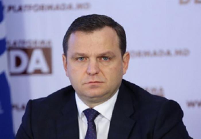 LIDERUL PLATFORMEI DA I-A CRITICAT DUR PE "POLITICIENII CARE TERGIVERSEAZĂ MOŢIUNEA DE CENZURĂ ÎMPOTRIVA GUVERNULUI CHICU"