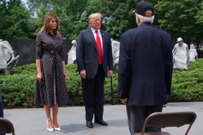 Мелания Трамп пришла к ветеранам без маски и подверглась критике