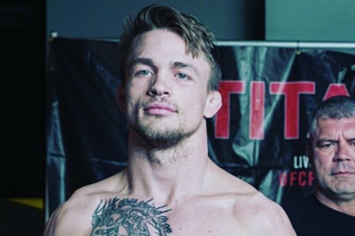 Новичок UFC девять раз попросил тренера остановить бой