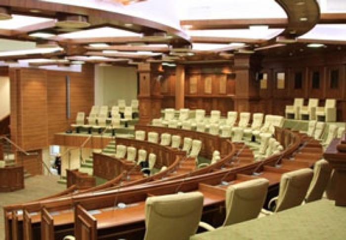 ÎN PARLAMENT NU MAI EXISTĂ MAJORITATE PARLAMENTARĂ DUPĂ CE ÎNCĂ UN DEPUTAT A PĂRĂSIT FRACŢIUNEA PDM