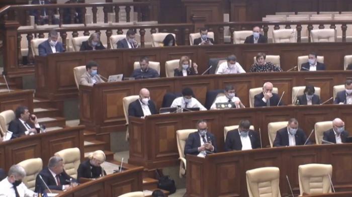 Nu respectă regulile de protecţie. La şedinţa de astăzi a Parlamentului unii deputaţi nu purtau măşti, iar alţii le purtau greşit