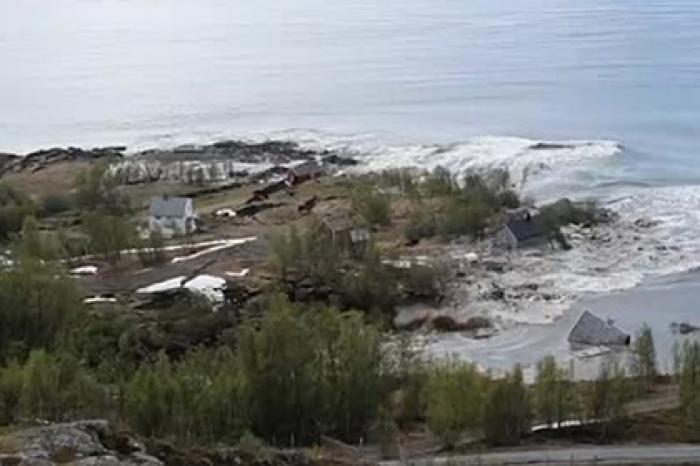 Оползень отнес в море весь поселок и попал на видео