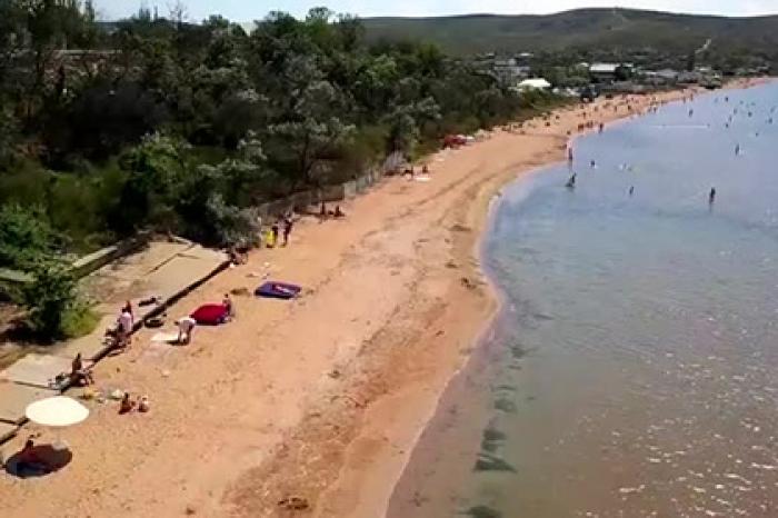 Открытые для посетителей крымские пляжи сняли на видео