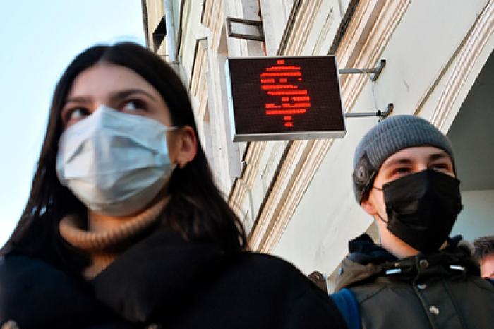 Оценена вероятность доллара по 90 рублей в случае второй волны коронавируса