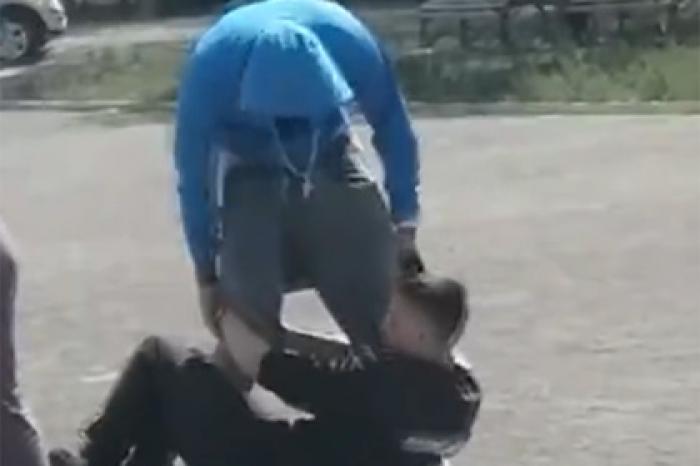 Полицейский поколотил россиянина дубинкой из-за маски и попал на видео