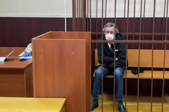 Появилось видео с плачущим в клетке Ефремовым