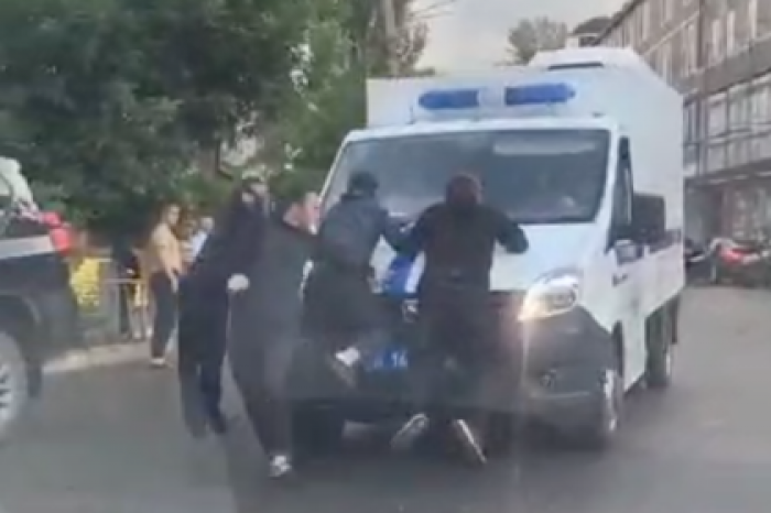 Россияне попытались отбить преступника у полицейских и попали на видео
