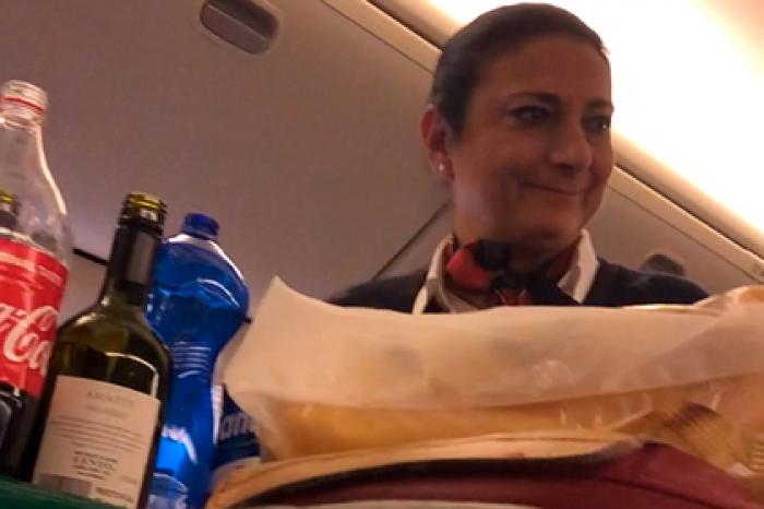 Шутка стюардессы над спящим пассажиром попала на видео