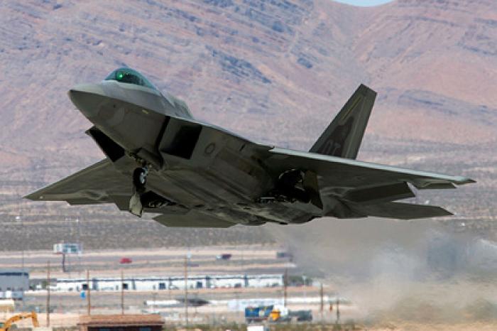 США довооружатся F-22