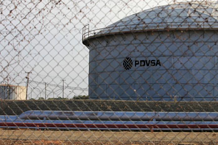 Танкеры с никому не нужной нефтью массово застряли в море