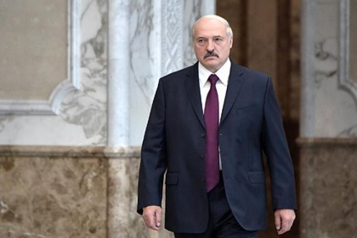Танцы Лукашенко с выпускницами попали на видео
