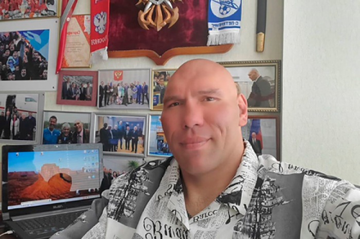 Валуев оценил появление флага ЛГБТ на скульптуре «Родина-мать» в Киеве