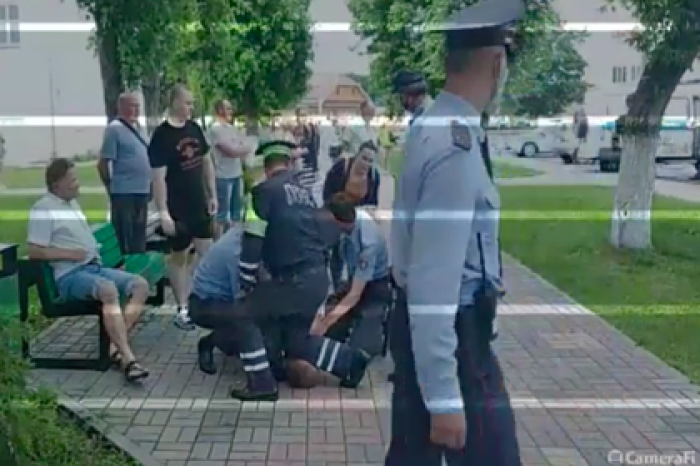 В Белоруссии применили удушающий прием против участника протеста