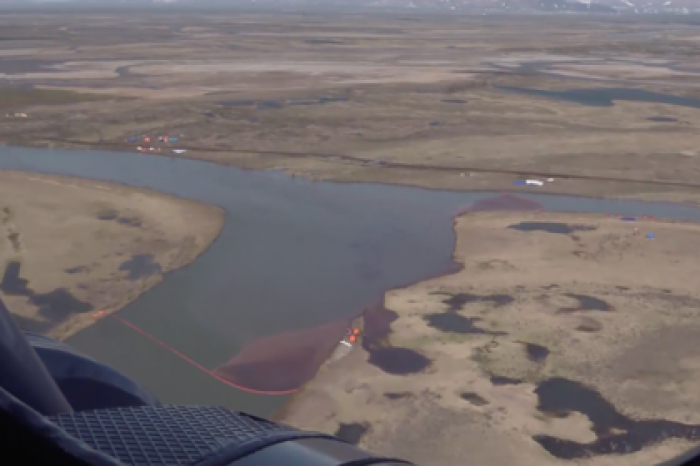 Водоемы Норильска после разлива топлива показали с вертолета