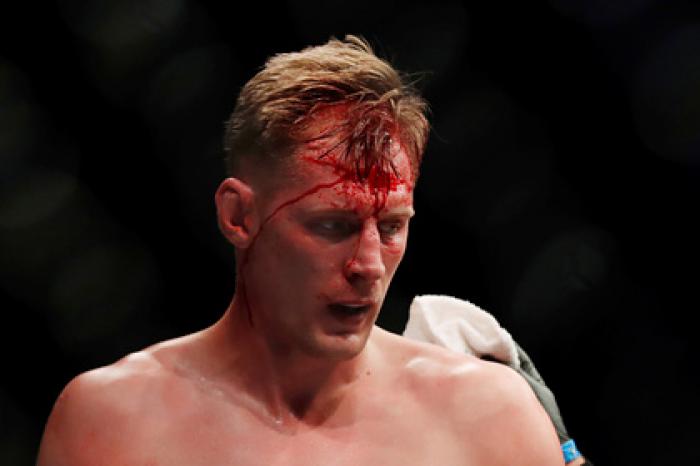 Волков проиграл американцу на турнире UFC