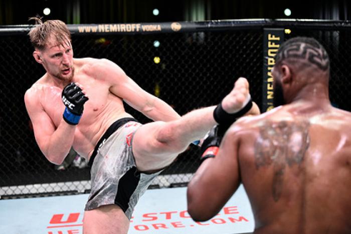 Волков застрял в США после турнира UFC