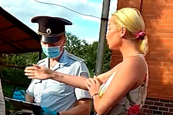 Волочкова оскорбила полицейских и пообещала «своим именем урегулировать процесс»