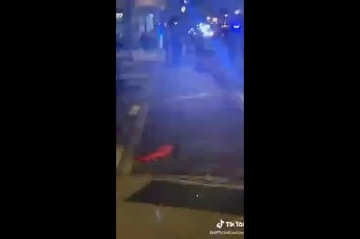 В США полицейские встали на колени под овации толпы